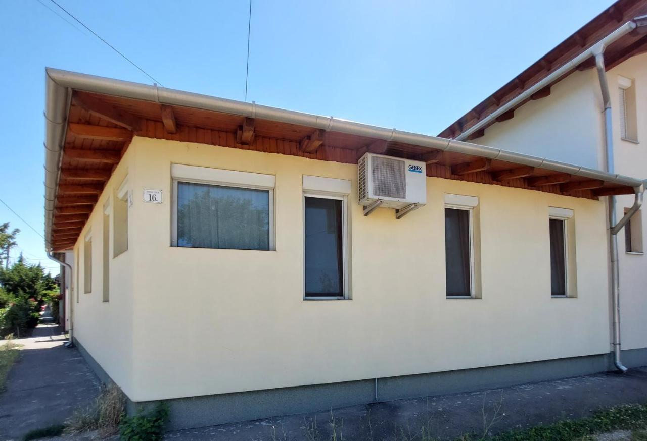 Csaladbarat Vendeglak Szegedi Maganszallashely 9 Fo Reszere, Nagycsaladok Es Barati Tarsasagok Reszere エクステリア 写真